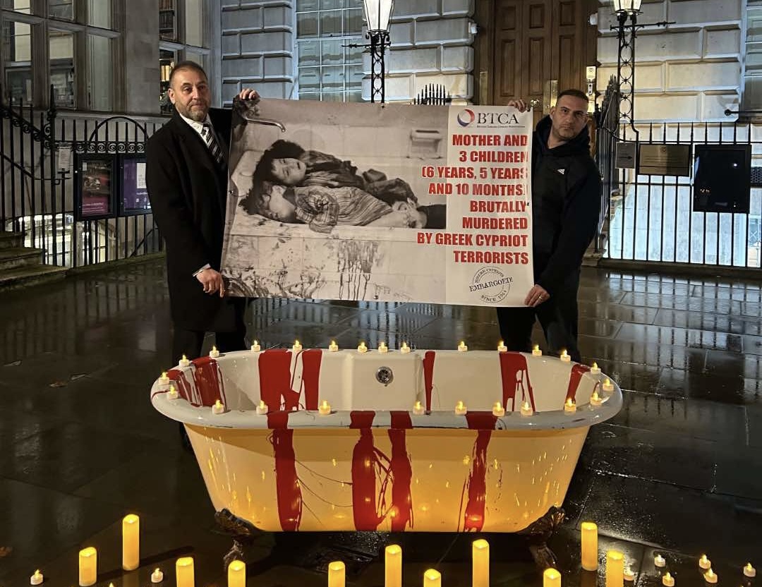 Rum Büyükelçiliği önünde kanlı küvetle eylem