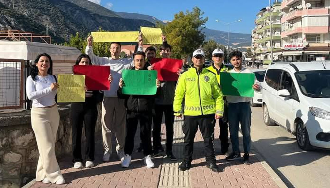 Finike Meslek Yüksekokulu öğrencilerinden trafik kuralarına dikkat çektiler