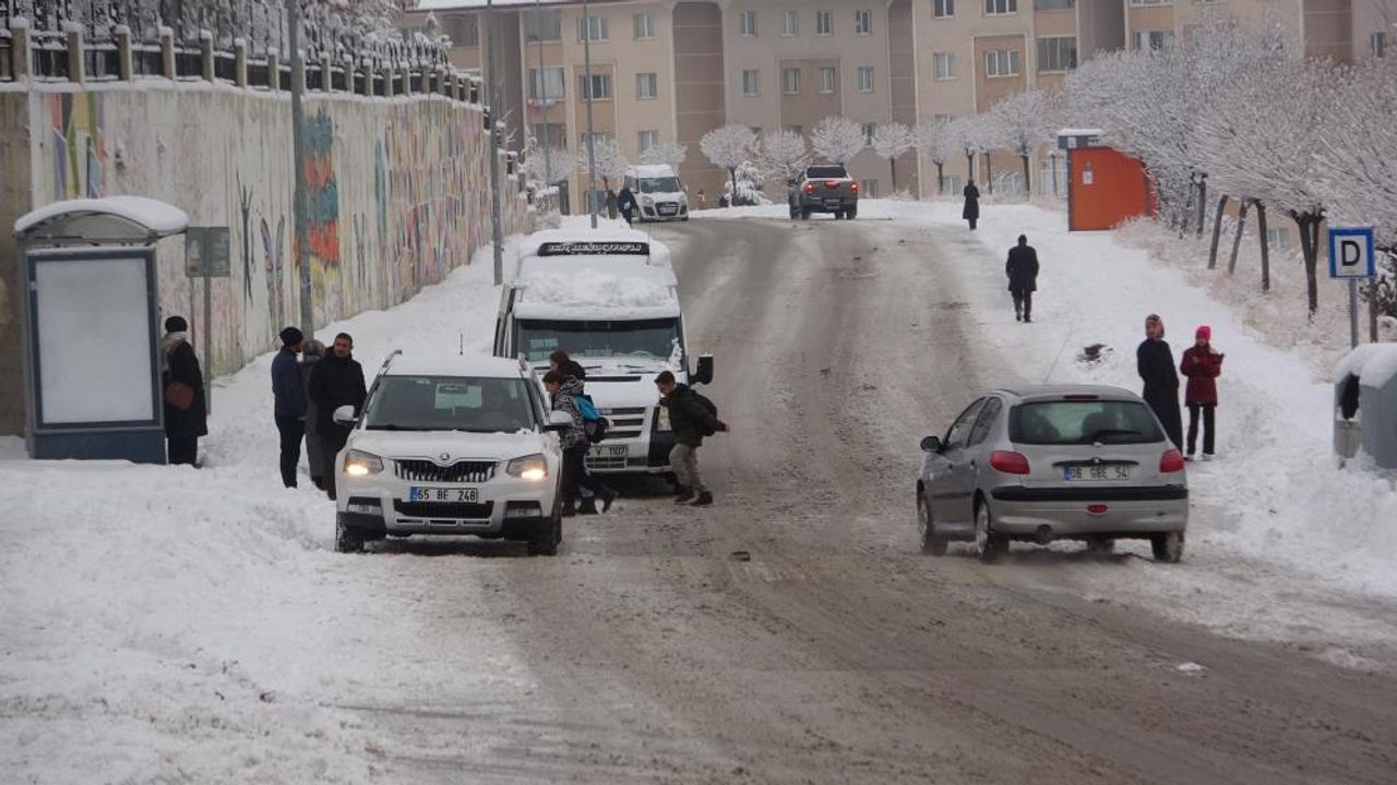Van’da kar yağışı hayatı olumsuz etkiledi – Birlik Haber Ajansı