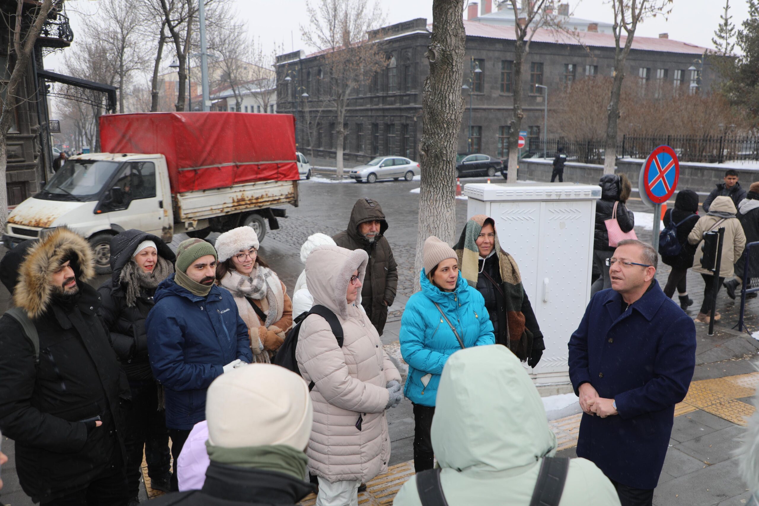 Vali Ziya Polat, Kars’ı tercih eden yerli turistlere Kars’ı anlattı – Birlik Haber Ajansı
