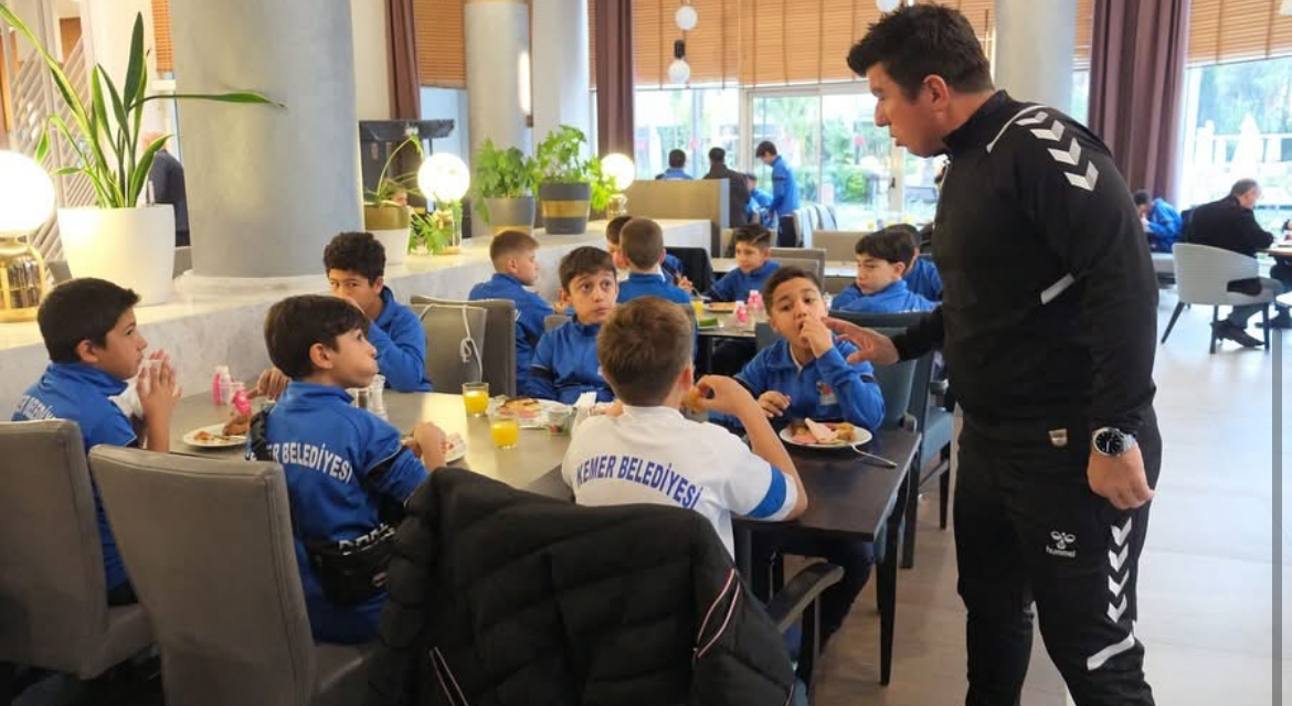 Antalya Kemer’e genç futbolculara kahvaltı morali – Birlik Haber Ajansı