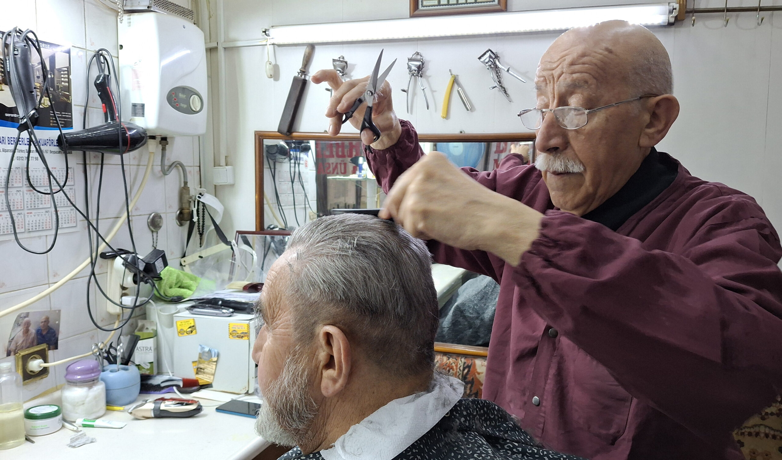 66 yıldır makasını elinden düşürmeyen berber Metin Ünsal: Sabır ve kanaat önemli – Birlik Haber Ajansı