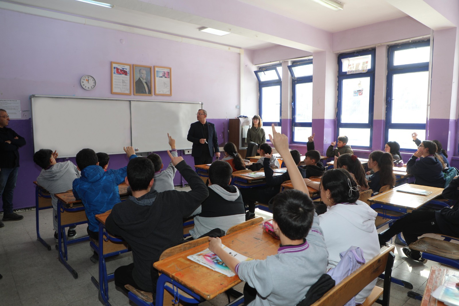 Kars Valisi Ziya Polat, Mihralibey Ortaokulu’nda derslere katıldı – Birlik Haber Ajansı