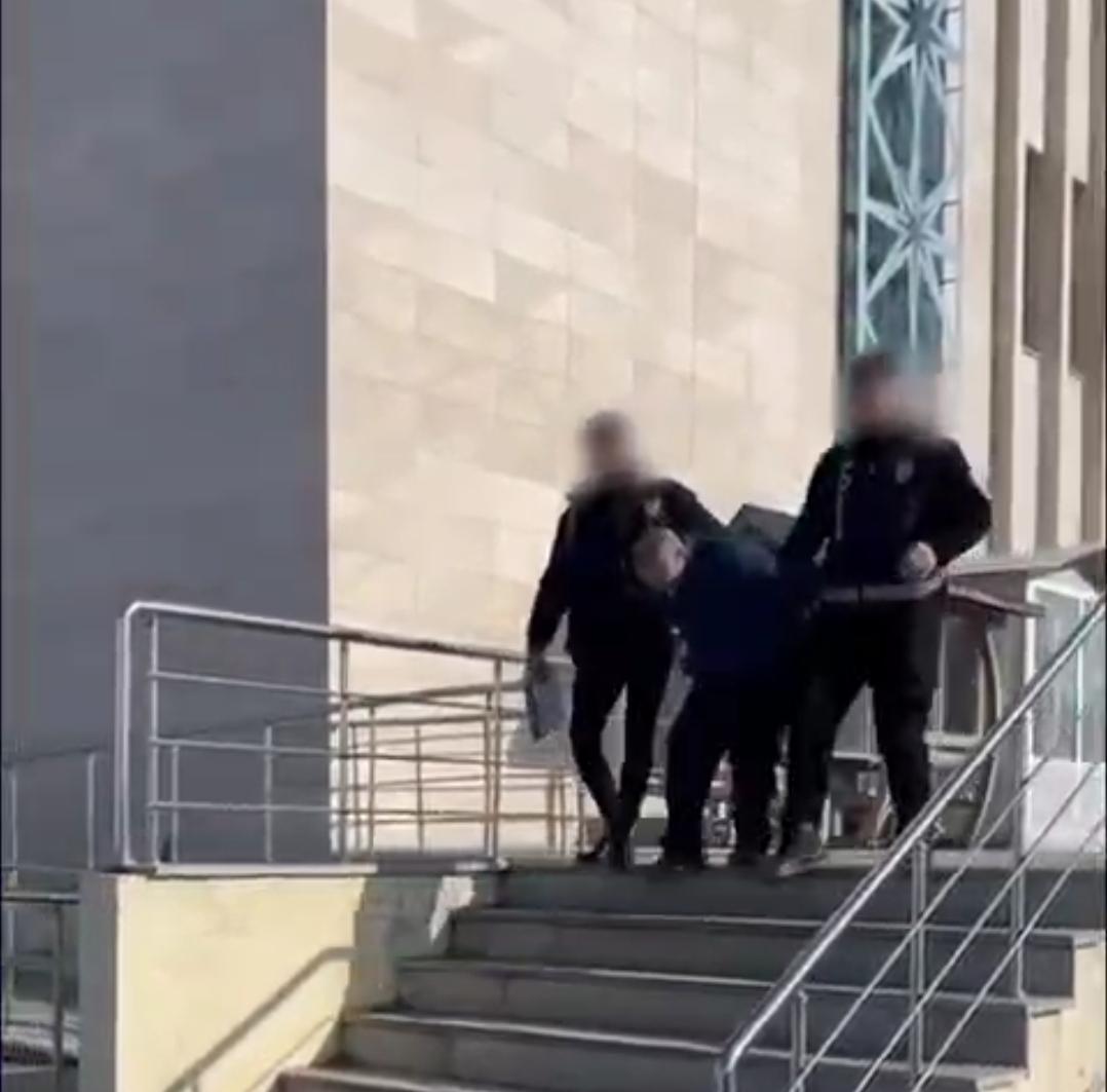 Kars’ta çeşitli suçlardan aranan şahıs çatıda kıskıvrak yakalandı – Birlik Haber Ajansı