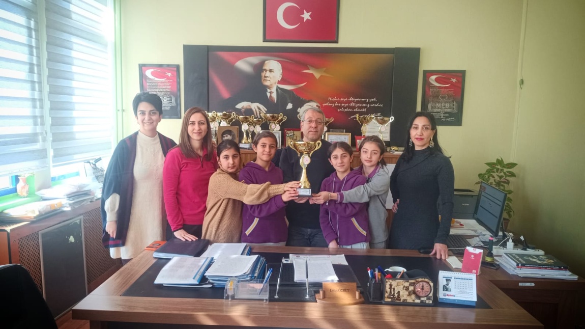 Kars Mihrali Bey Ortaokulu Badminton takımı bölge finallerine gidiyor – Birlik Haber Ajansı