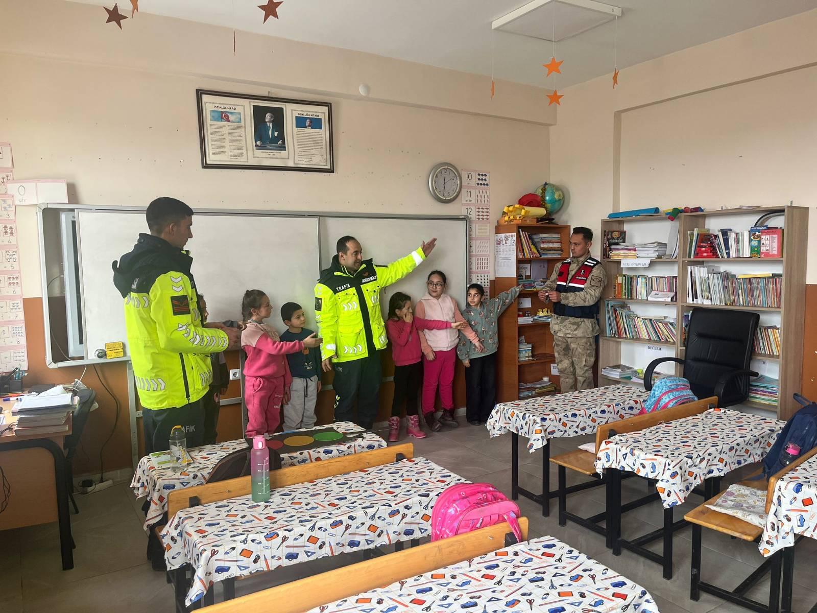 Kars Jandarmadan Öğrencilere Trafik Eğitimi semineri verildi – Birlik Haber Ajansı