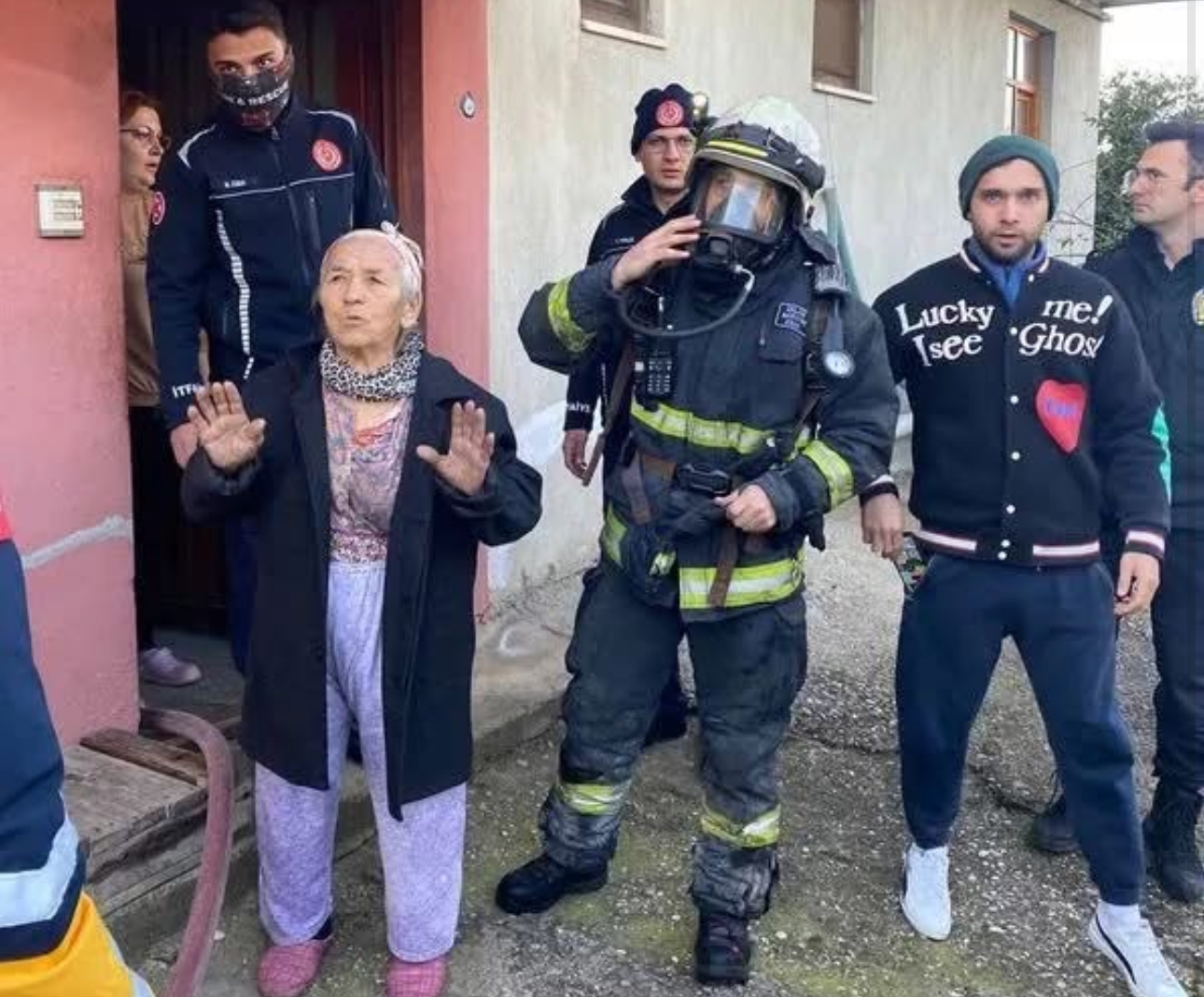 Serik’te Sevim Nine balkona çıkarak alevlerden kurtuldu – Birlik Haber Ajansı