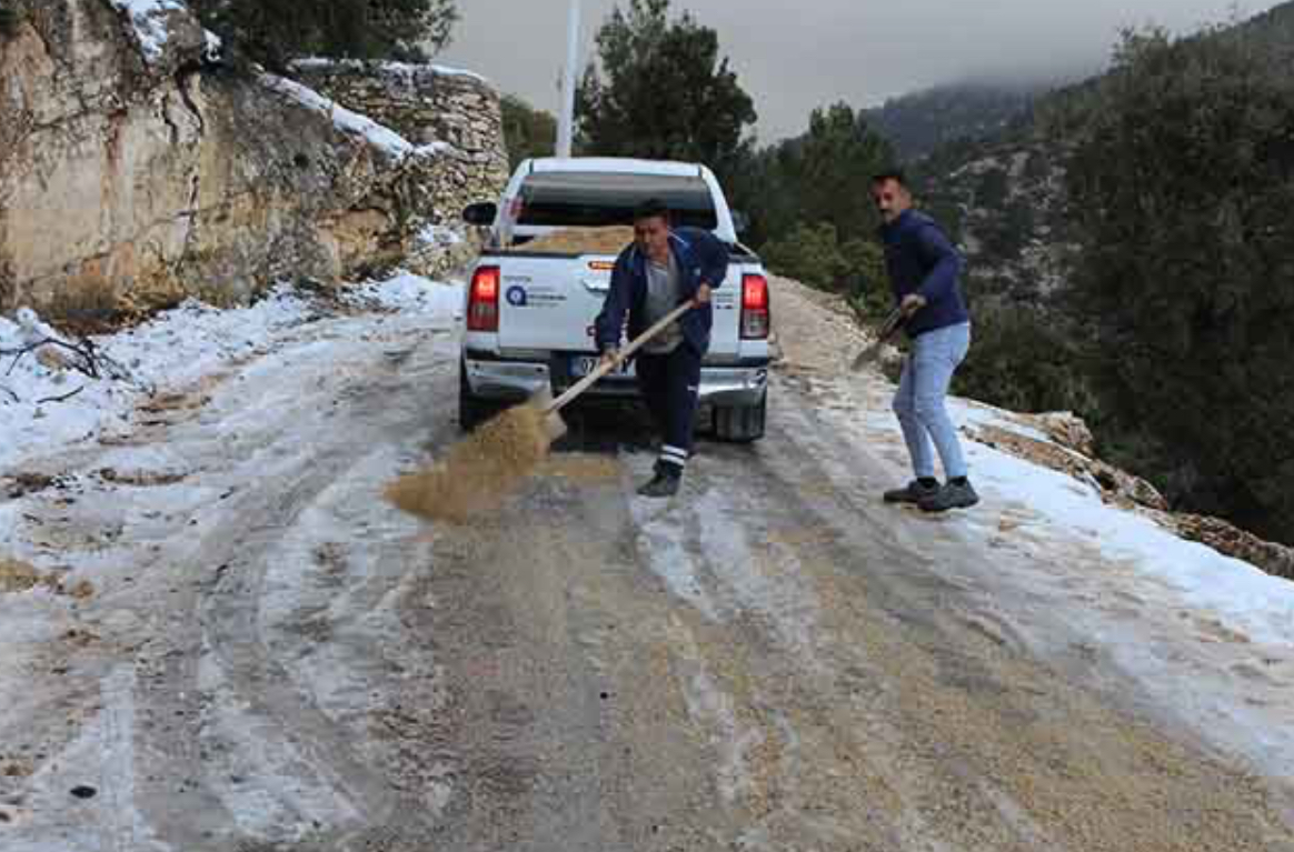 Antalya’da buz tutan yollarda tuzlama çalışması – Birlik Haber Ajansı