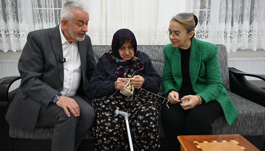 Zeynep teyzeden gönül veren bağış ve Cumhurbaşkanı Erdoğan’a hediye çorap – Birlik Haber Ajansı