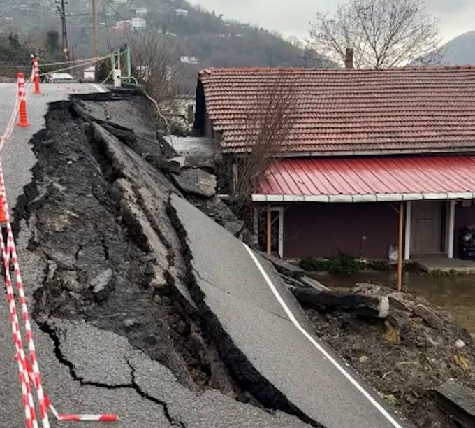 Zonguldak'ta heyelan: Yol çöktü!