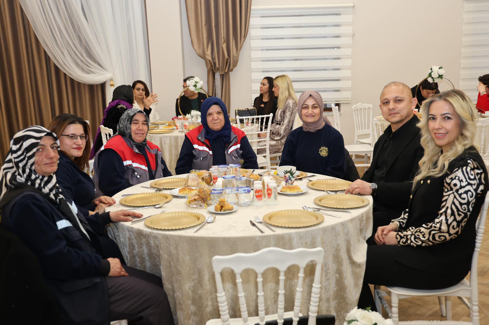 Başkan Önal, 8 Mart’ta Kadın Belediye Çalışanlarıyla Buluştu – Birlik Haber Ajansı