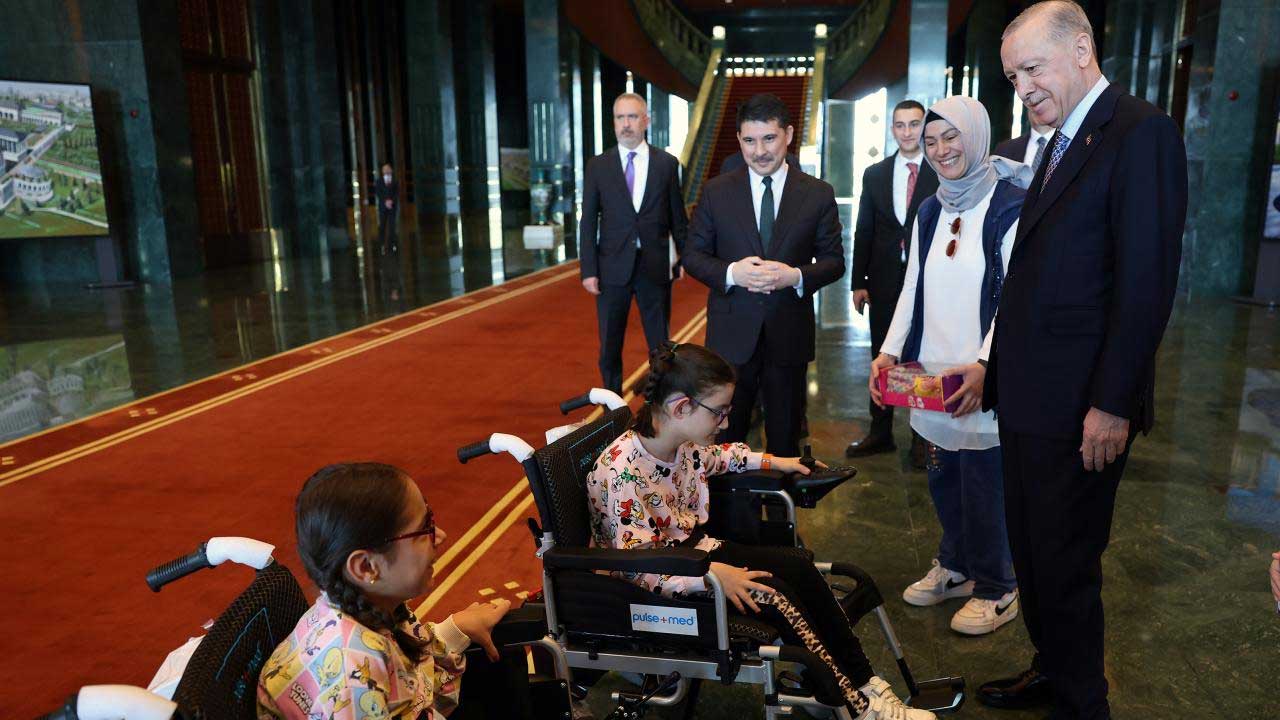 Cumhurbaşkanı Erdoğan’dan iki engelli çocuğa akülü tekerlekli sandalye – Birlik Haber Ajansı