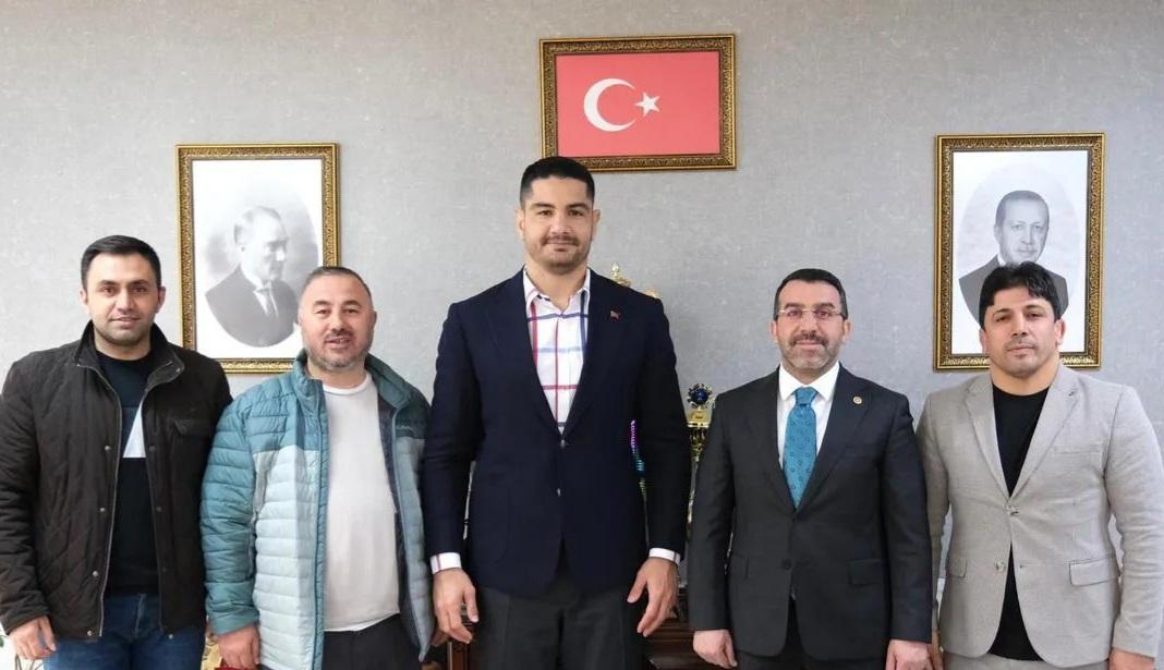 Kars Milletvekili Adem Çalkın, Türkiye Güreş Federasyonu Başkanı Taha Akgül’ü ziyaret etti – Birlik Haber Ajansı