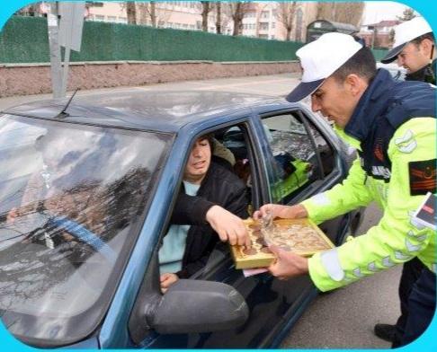 Kars’ta jandarma ve polis ekiplerinden çikolata ve kolonya ikramı – Birlik Haber Ajansı
