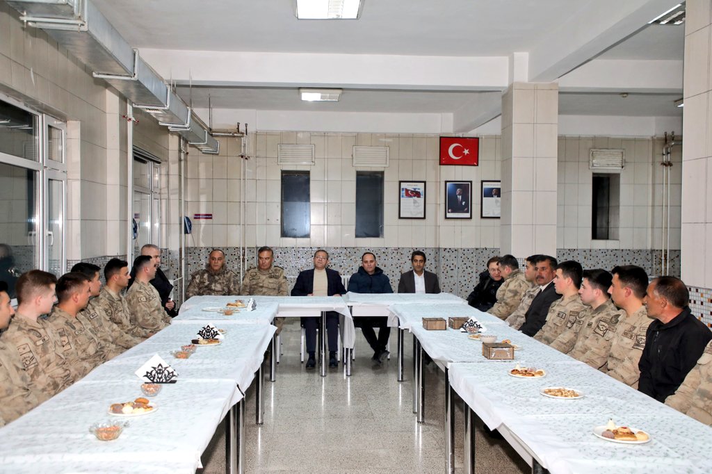 Kars Valisi Ziya Polat, Jandarma personeliyle iftarda bir araya geldi – Birlik Haber Ajansı
