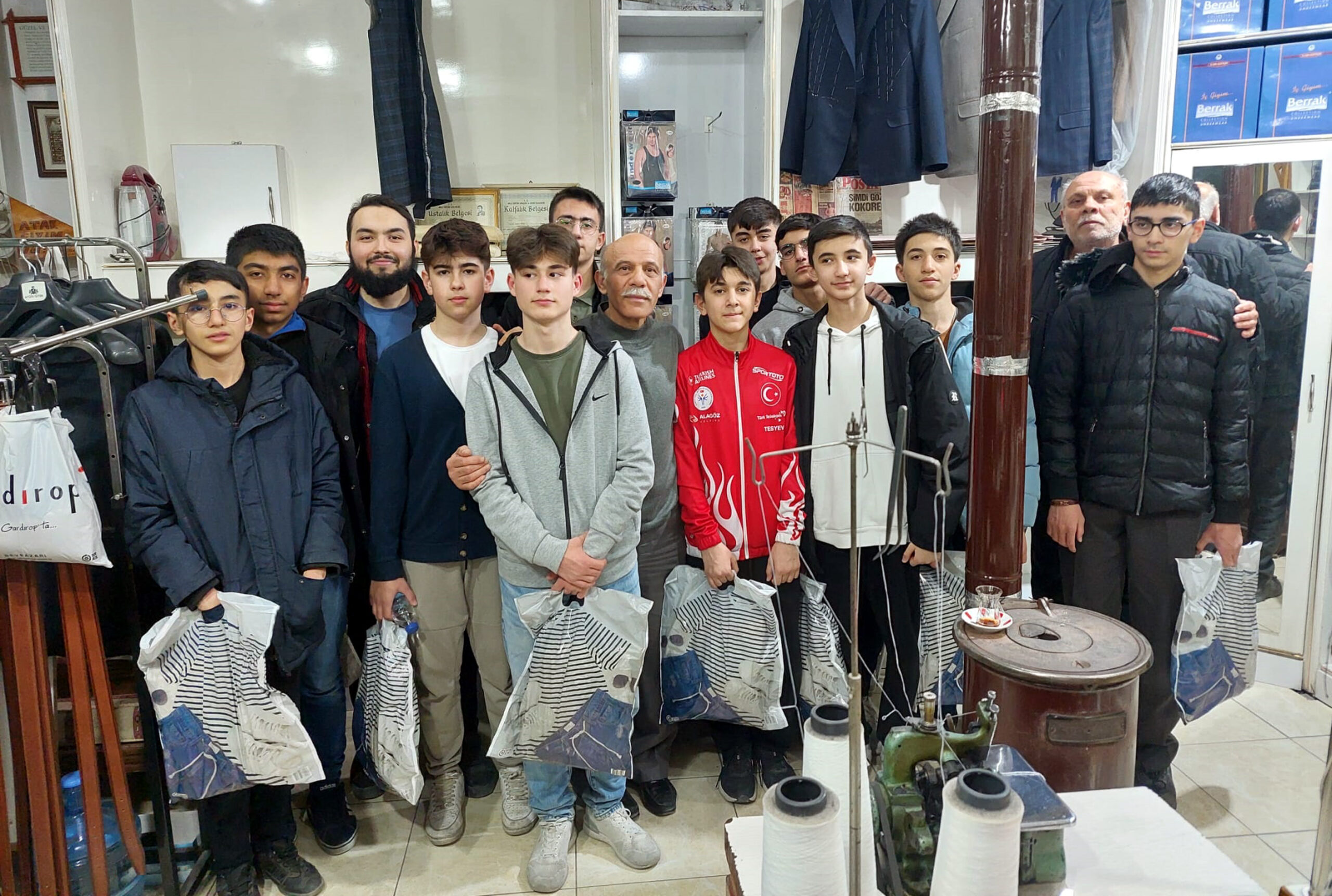 Hatimle teravih namazı kıldıran genç hafızlar, sevindirildi – Birlik Haber Ajansı