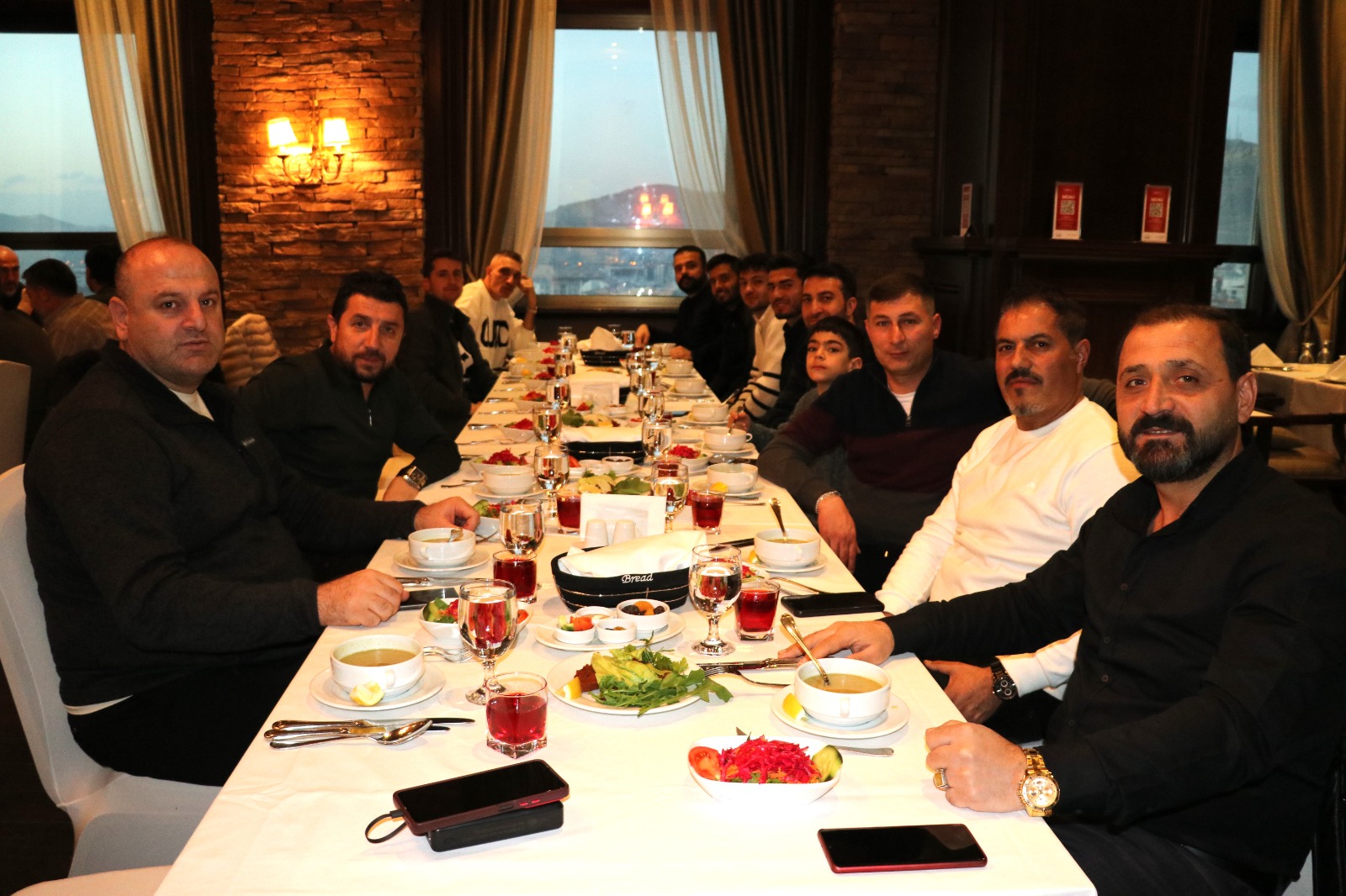 Van futbol camiasının efsane isimlerinden Van Masterler iftarda bir araya geldi – Birlik Haber Ajansı