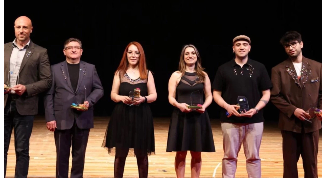 DEÜ’de tiyatro coşkusu: Muhsin Ertuğrul ve Suat Taşer ödülleri sahiplerini buldu – Birlik Haber Ajansı