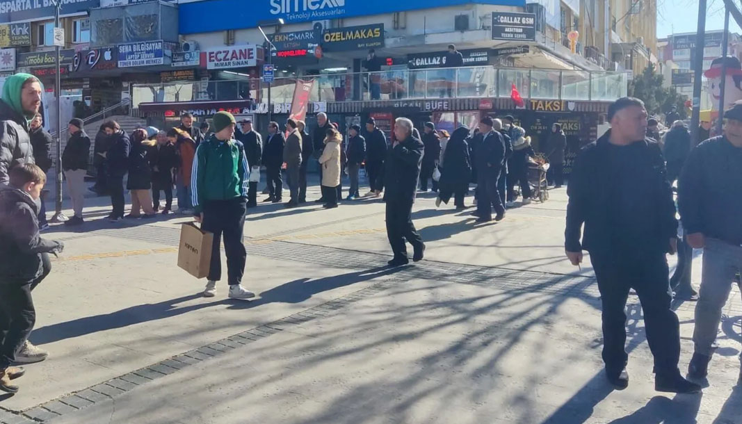Isparta'da metrelerce kuyruk oluştu