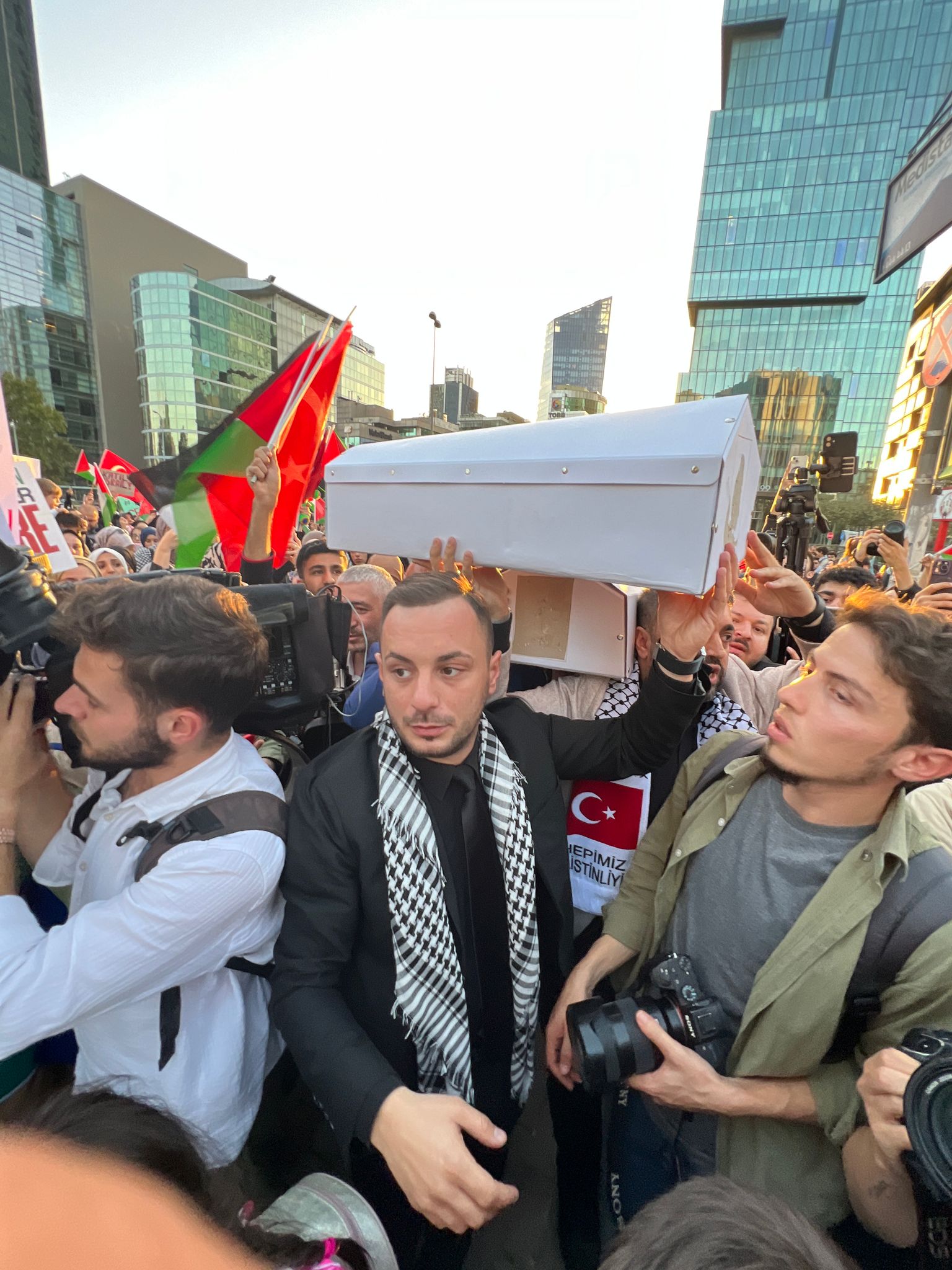 İsrail Konsolosluğu önüne oyuncak ve Oyuncak dolu çocuk tabutu bıraktılar