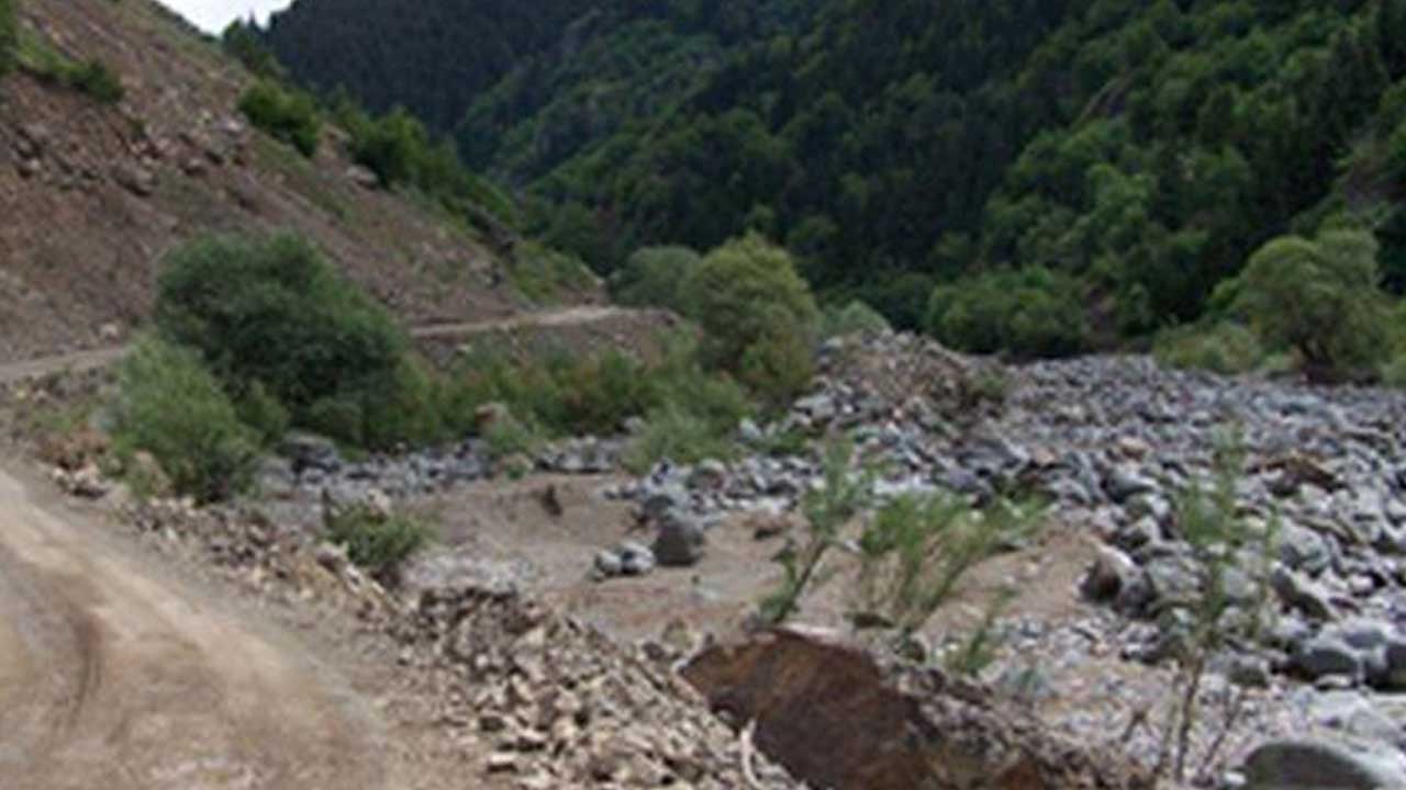 Artvin-Ardahan kara yolunda heyelan sebebiyle ulaşım çift yönlü kapatıldı – Birlik Haber Ajansı