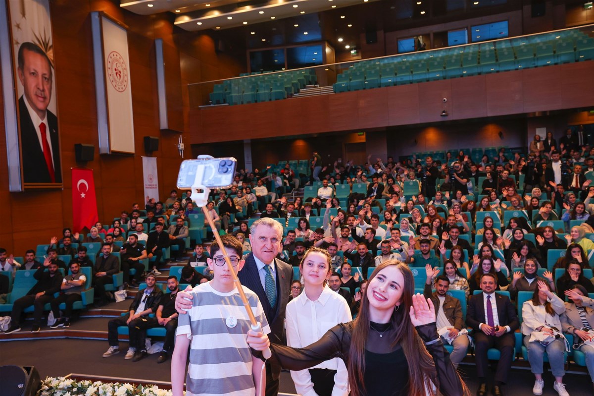 Bakan Dr. Osman Aşkın Bak, gençlerle buluştu – Birlik Haber Ajansı