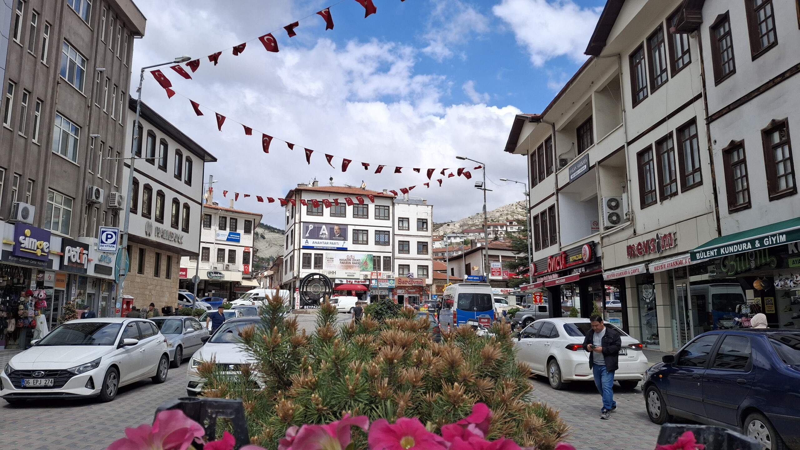 Başkent’in tarihi ilçesinde çiçek dikimi – Birlik Haber Ajansı