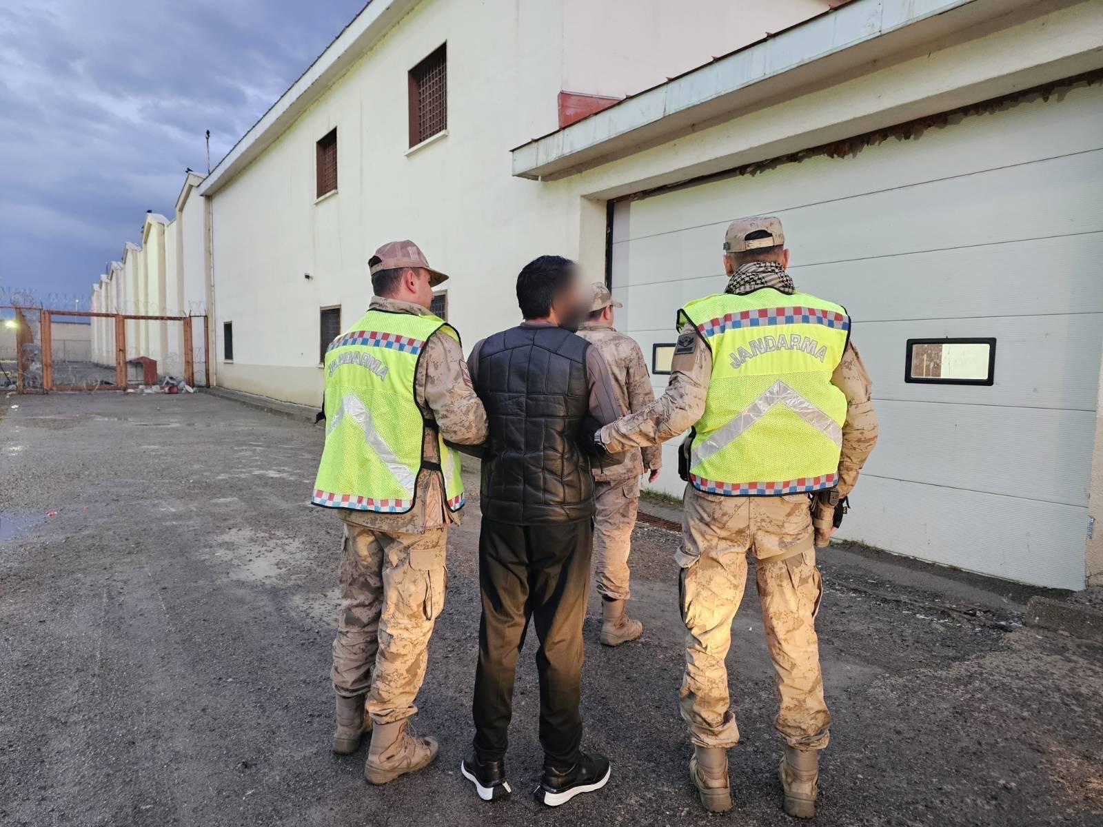 Kars’ta “Hırsızlık” suçundan 2 yıl 6 ay cezası olan şüpheli yakalandı – Birlik Haber Ajansı