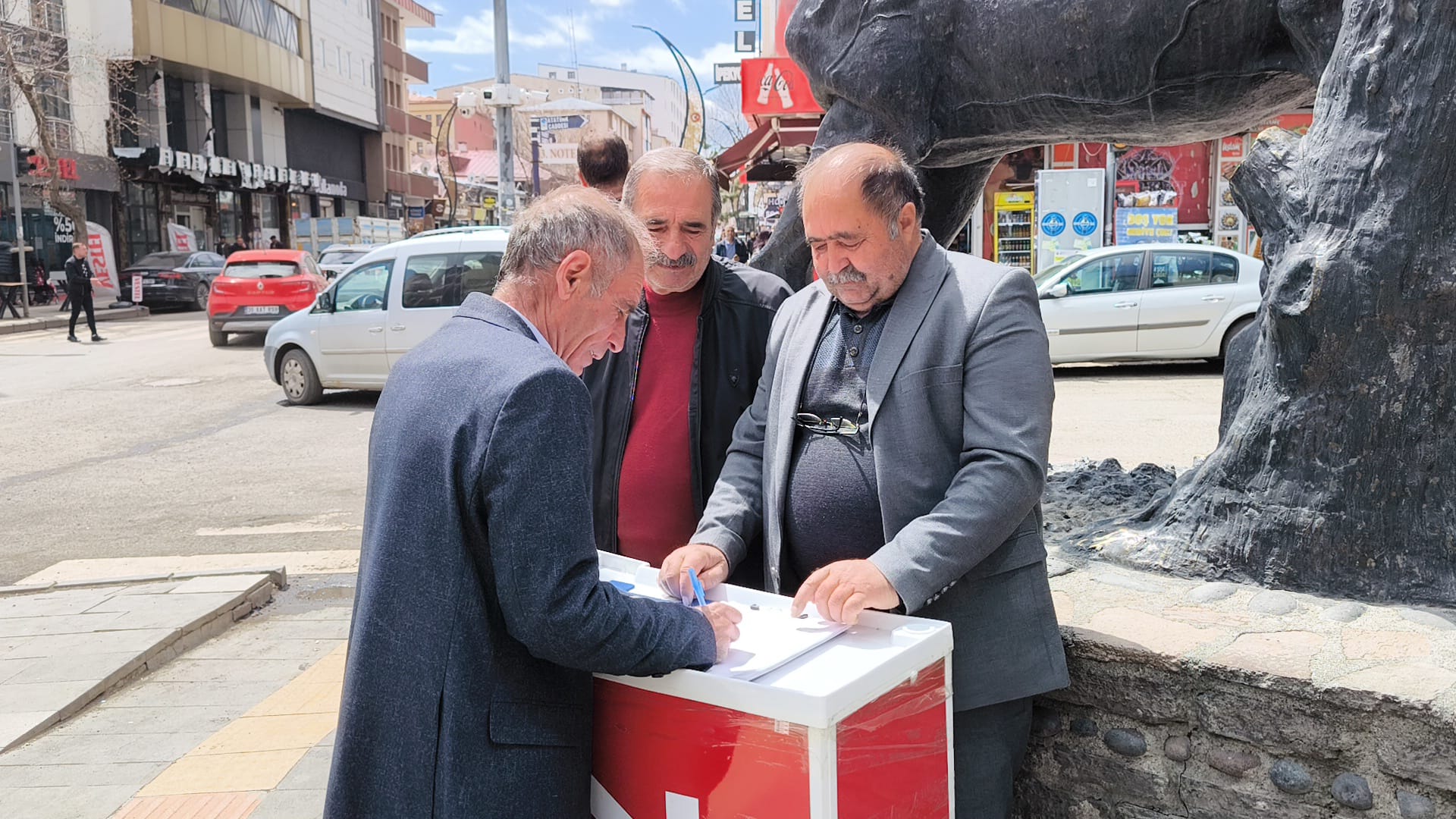 Kars’ta CHP’liler İmamoğlu için imza topluyor – Birlik Haber Ajansı