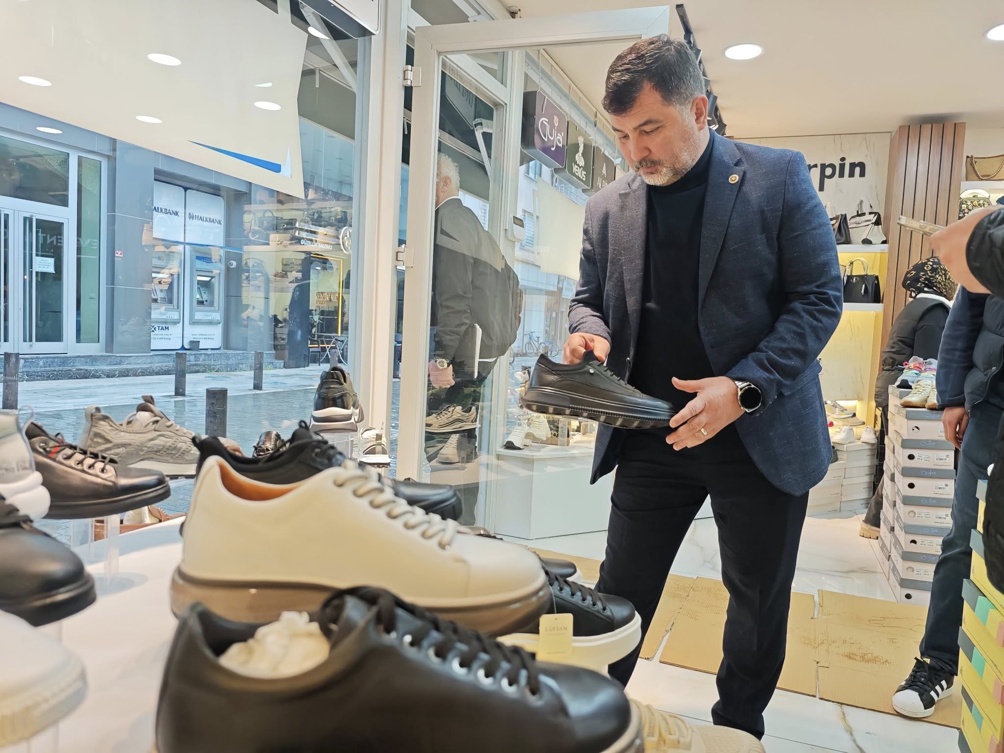 AK Parti Düzce Milletvekili Öztürk yaptığı alışverişte “Özgür Özel’in boykot çağrısı geri tepti” dedi – Birlik Haber Ajansı