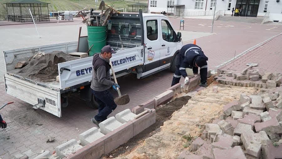 Başağaç Mahallesi'nde kilit parke taşı döşeme çalışması