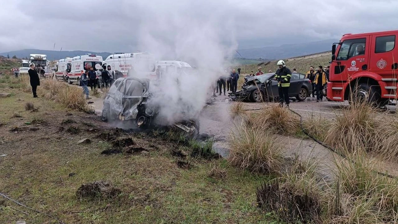 Gaziantep’te otomobil-hafif ticari araç çarpıştı: 2 ölü, 2 yaralı – Birlik Haber Ajansı