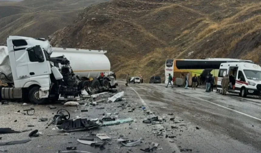 Hakkari’de otobüs ile yakıt tankeri çarpıştı: 8 yaralı – Birlik Haber Ajansı