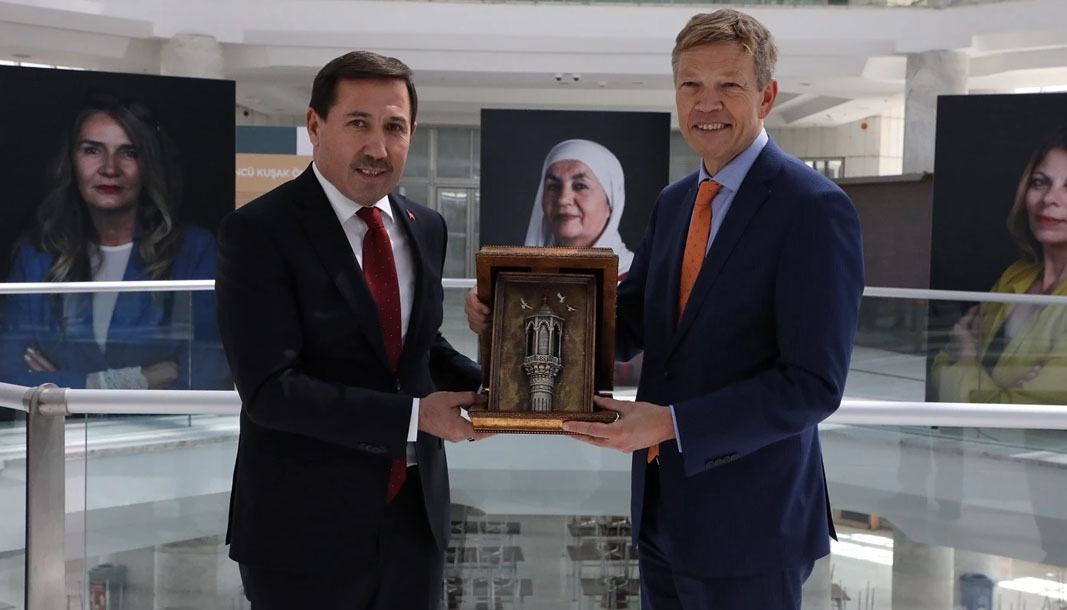 “Türkiye’nin Kadın Öncüleri” sergisi Mevlana Kültür Merkezi’nde sanatseverlerle buluştu – Birlik Haber Ajansı