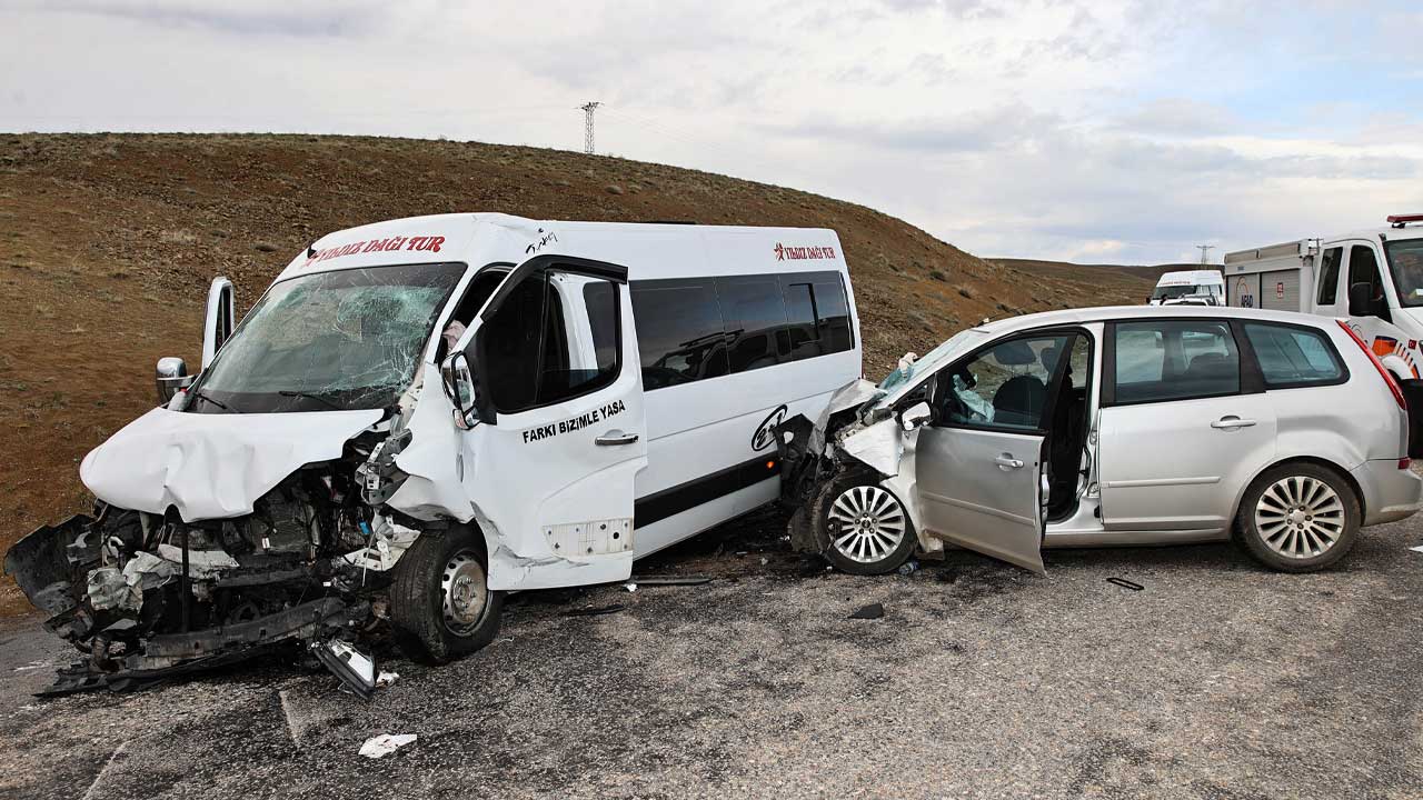 Sivas’ta kamu personelini taşıyan minibüs kazaya karıştı, 1 kişi öldü 2’si ağır 17 yaralı – Birlik Haber Ajansı