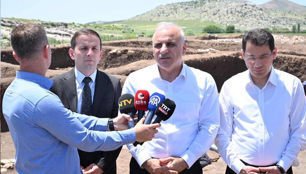 Vali Zorluoğlu Çayönü’nde konuştu: “Bu eşsiz miras, Göbeklitepe gibi tüm dünyaya tanıtılacak” – Birlik Haber Ajansı