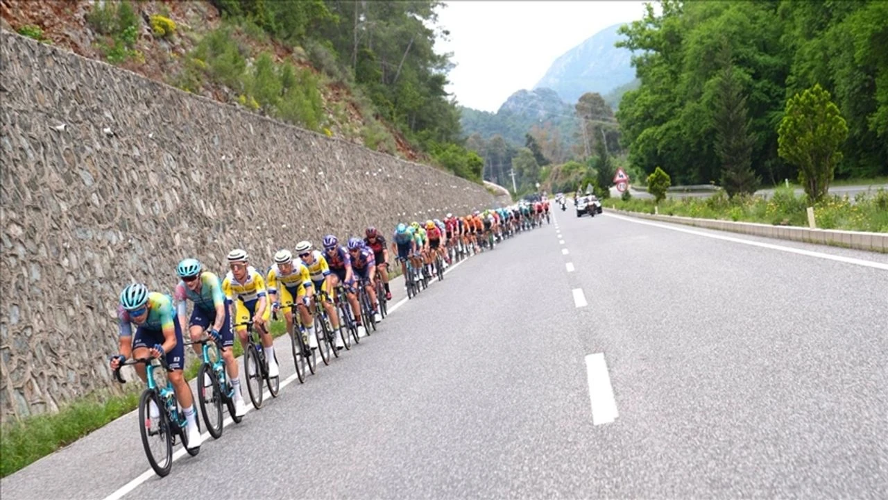 Cumhurbaşkanlığı Türkiye Bisiklet Turu’nun 7. etabı Selçuk-Çeşme arasında başladı – Birlik Haber Ajansı