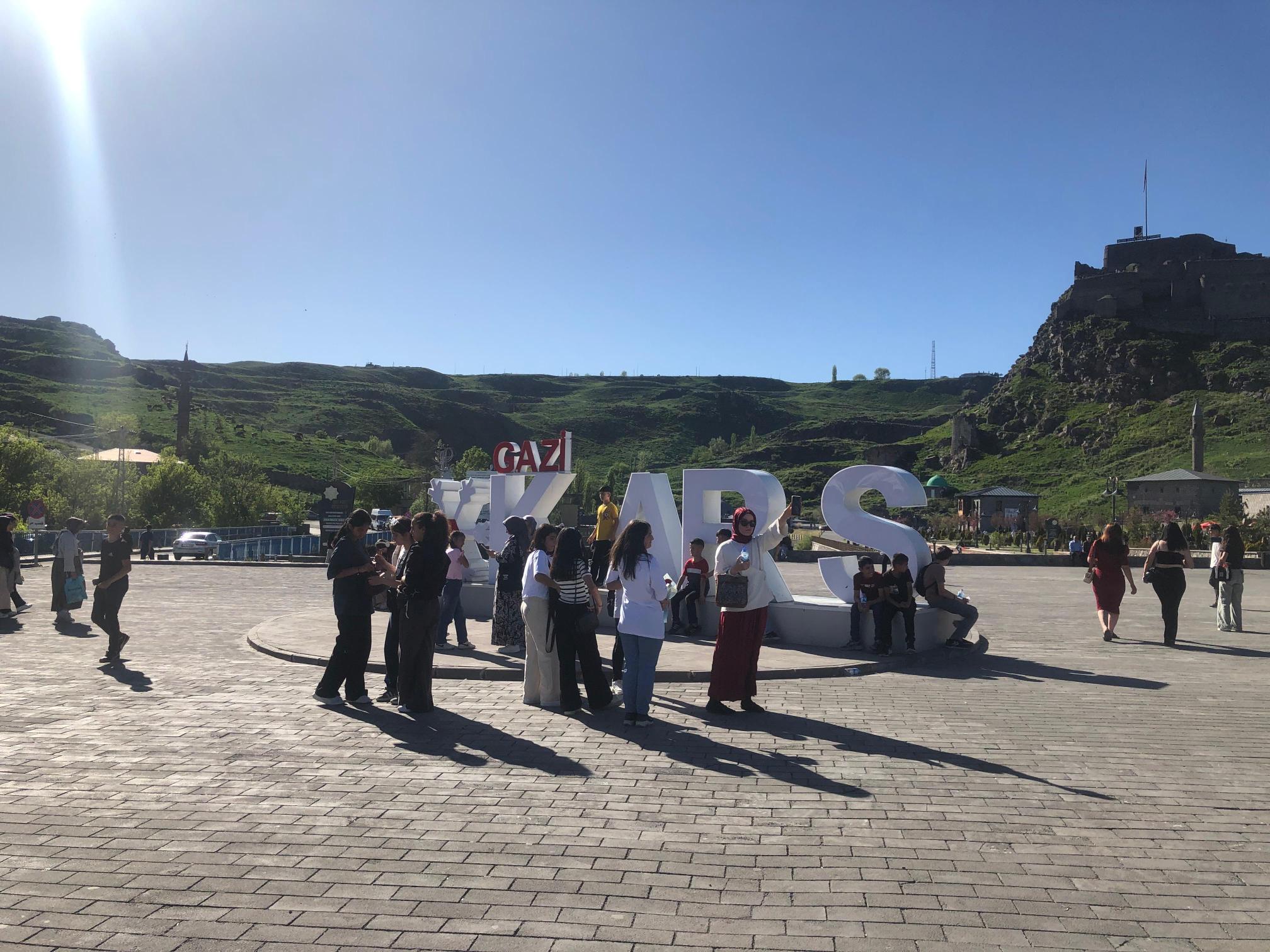 Kars’ta hafta sonu güneşli hava vatandaşları parklara ve mesire yerlerine yönlendirdi – Birlik Haber Ajansı