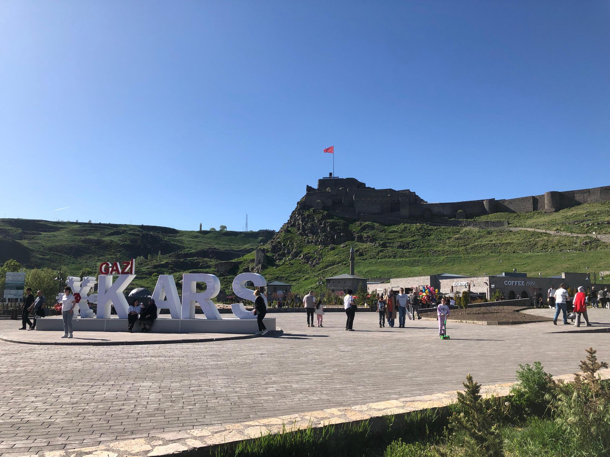 Kars Kalesi’ne ziyaretçi akını: Hem yerli hem yabancı turistlerin ilgisi yoğun – Birlik Haber Ajansı