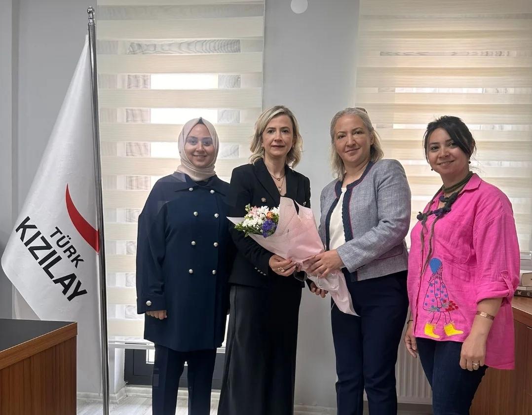 Kars Vali ve Vali Yardımcısının eşlerinden Kızılay İl Başkanı’na hayırlı olsun ziyareti – Birlik Haber Ajansı