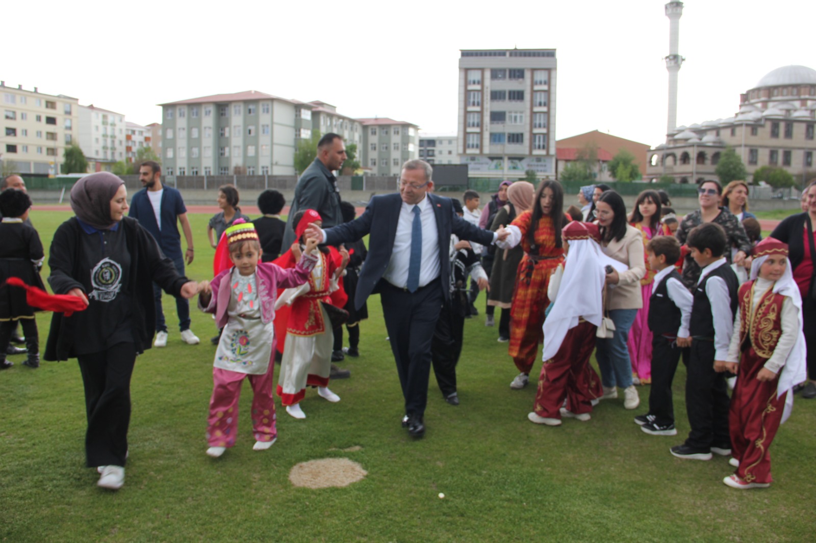 Kars’ta halk oyunlarıyla final: Vali Polat “Anadolu’nun Ritmi” kapanış törenine katıldı – Birlik Haber Ajansı
