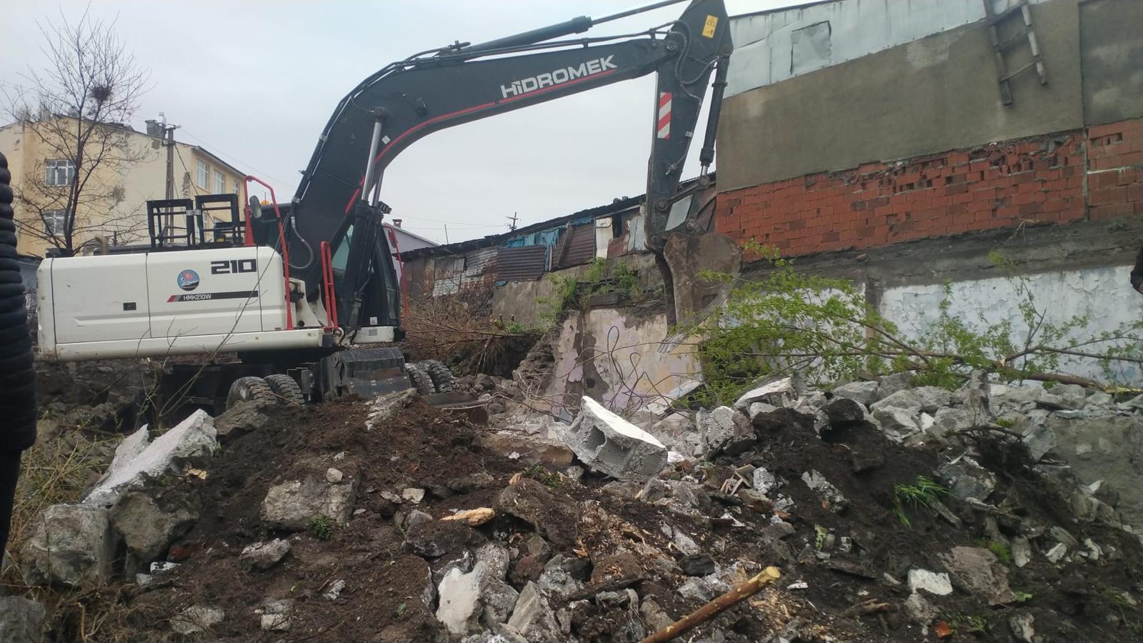 Kars’ta metruk yapı yıkım çalışmaları devam ediyor – Birlik Haber Ajansı