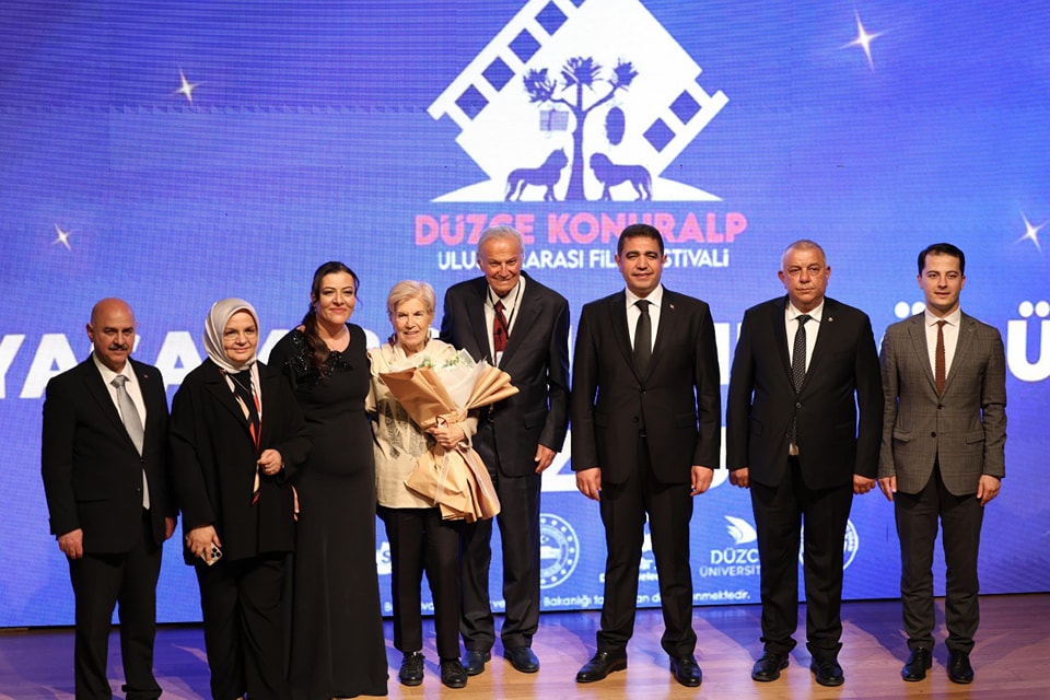 Düzce’de Ediz Hun’a “Festival Onur Ödülü” verildi – Birlik Haber Ajansı