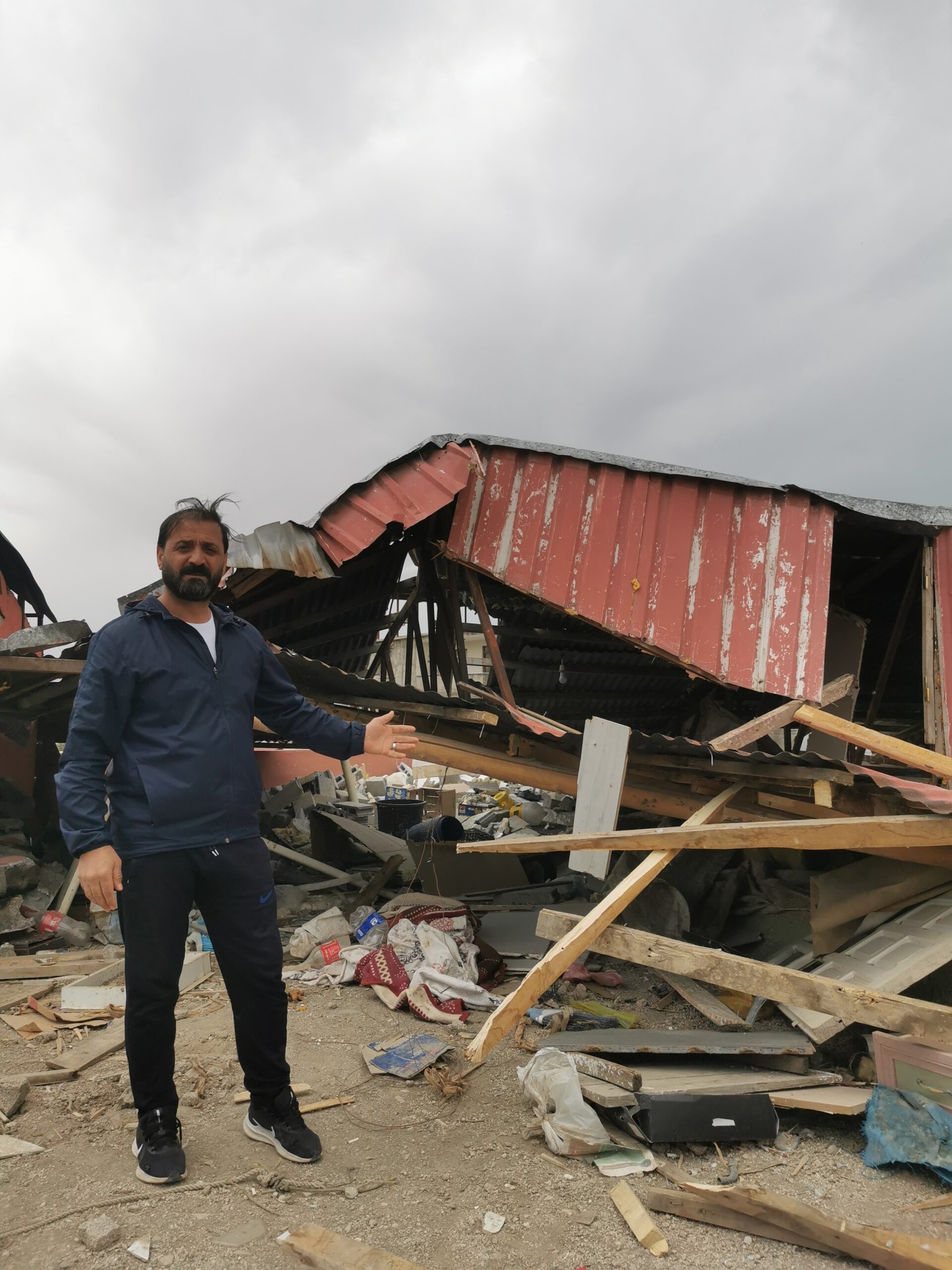 Van'da şiddetli fırtına çatıları uçurdu araçlara zarar verdi