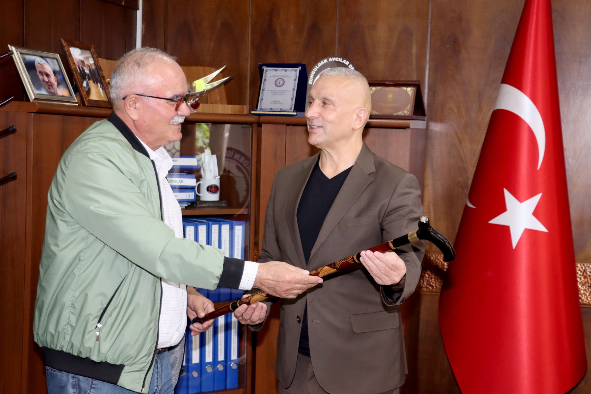 Emekli madenci, kendi yaptığı bastonu Demir’e hediye etti. – Birlik Haber Ajansı