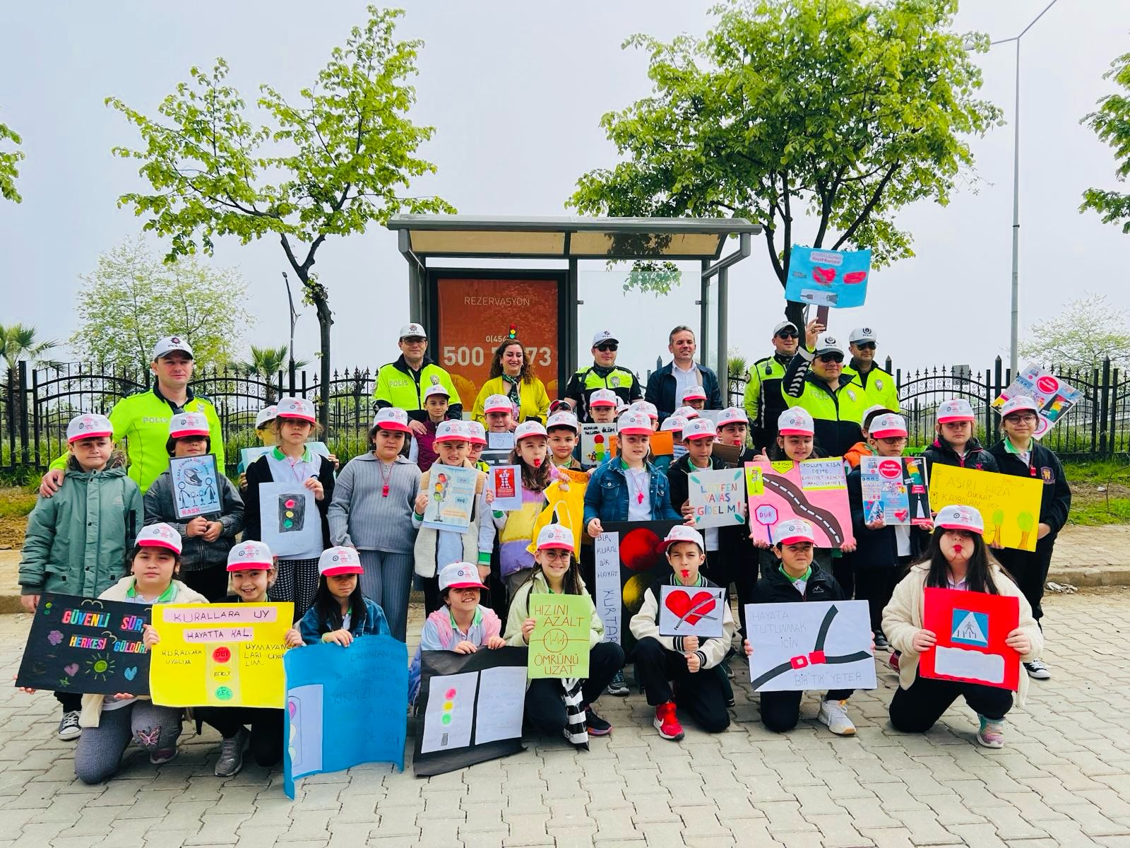 Yeşilgiresun İlkokulu Trafik Haftası çalışması – Birlik Haber Ajansı