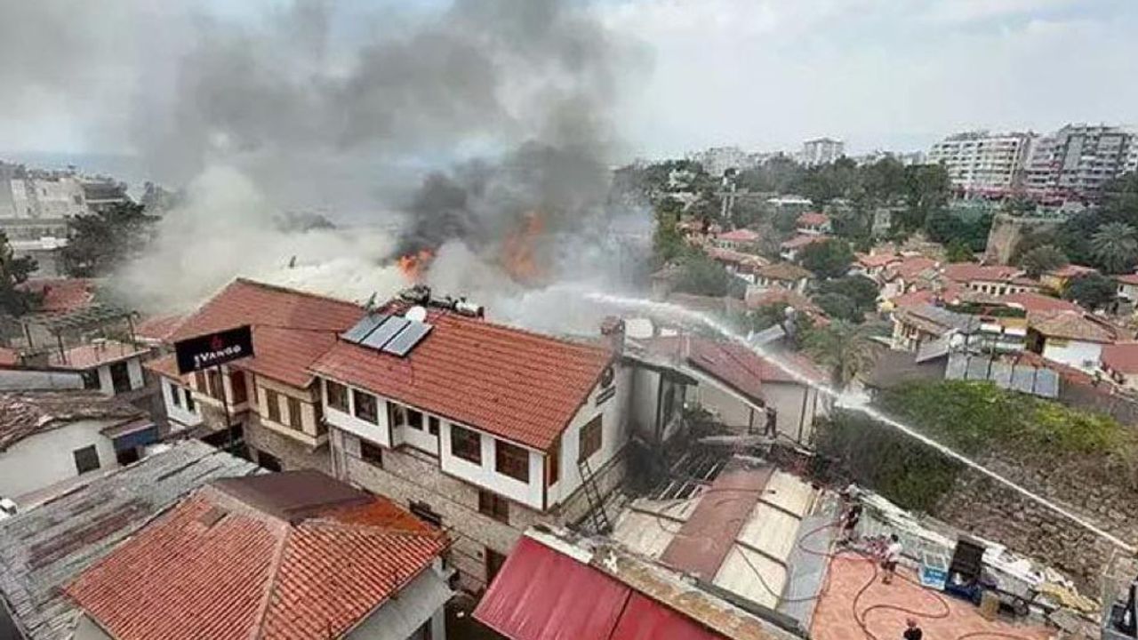 Kaleiçi’nde yine yangın: Tarihi doku tehdit altında – Birlik Haber Ajansı