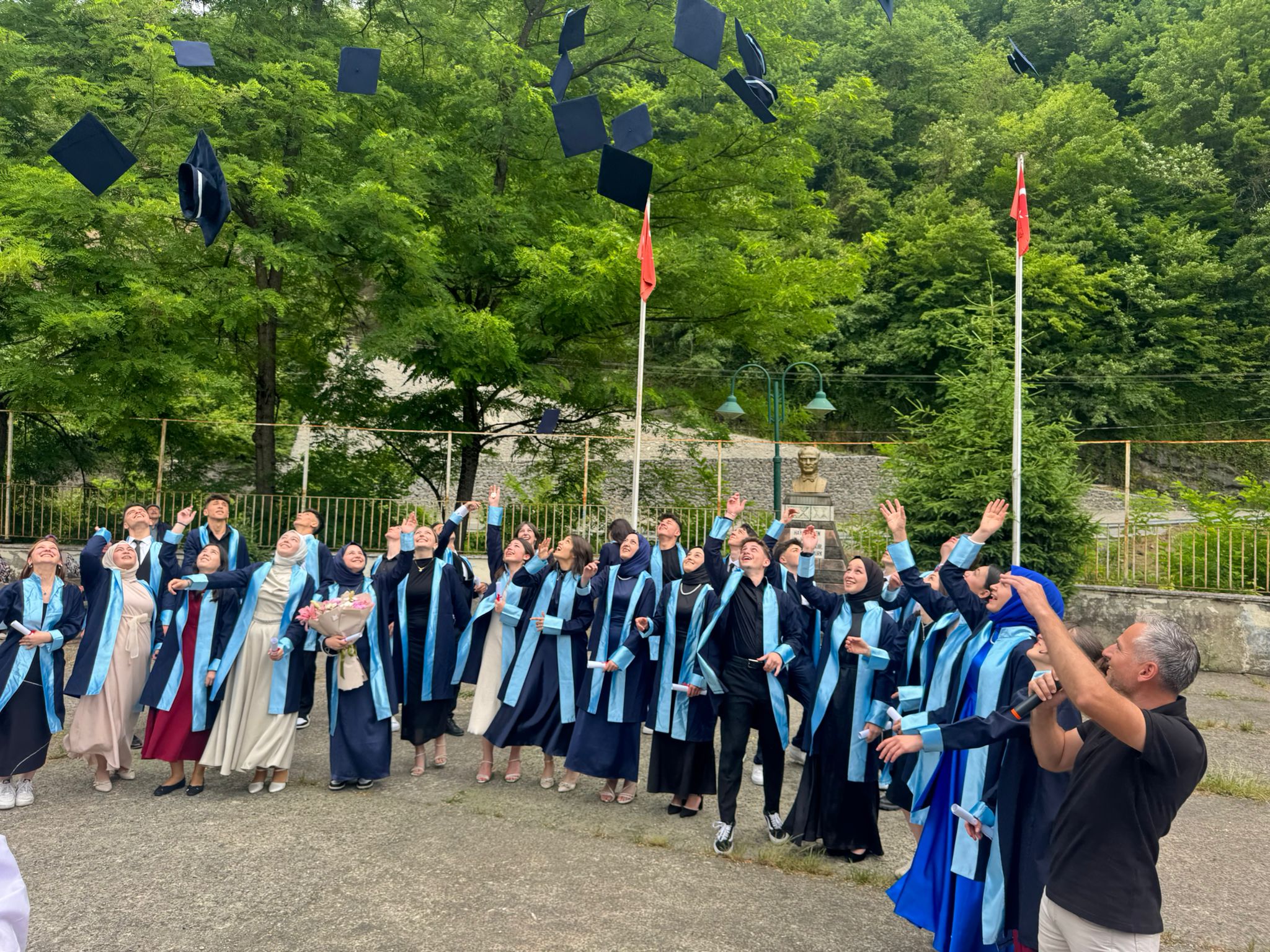 Şalpazarı Anadolu Lisesi 9. Mezunlarından 29 öğrenci kep fırlattı – Birlik Haber Ajansı