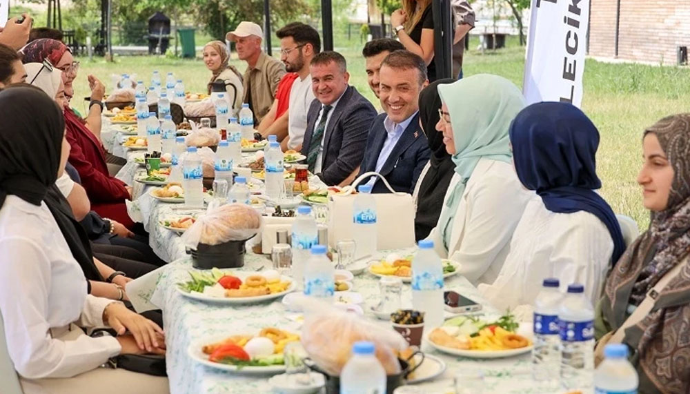 Bilecik Valisi Sözer, bayramda öğrencilerle buluştu – Birlik Haber Ajansı