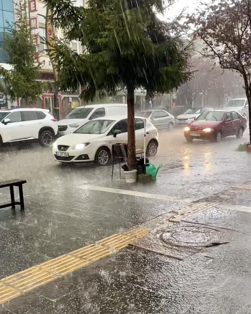 Kars’ta aniden bastıran sağanak hayatı olumsuz etkiledi – Birlik Haber Ajansı